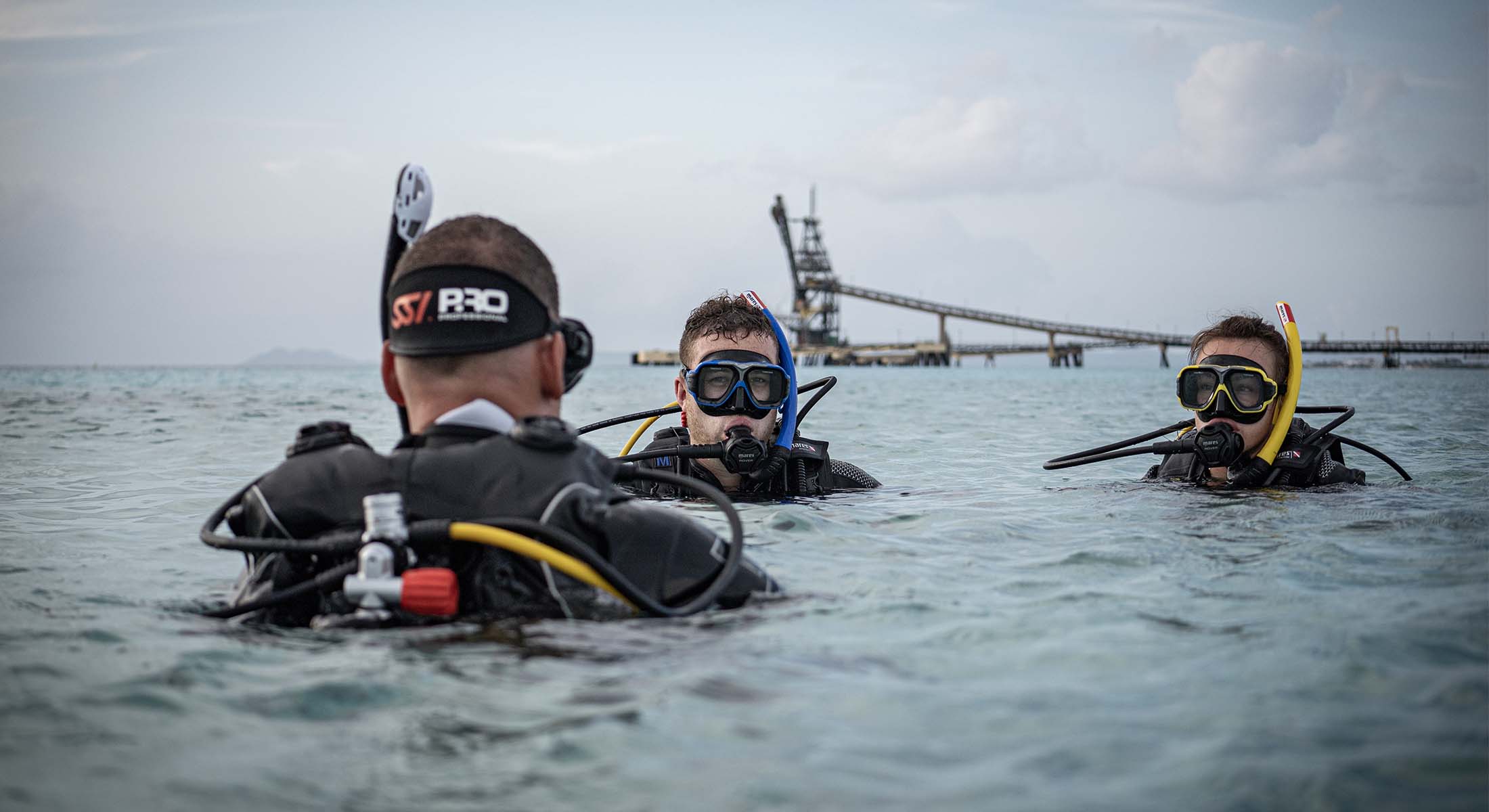 front-stephan-salt-pier Two divers preparing for a training descent near a pier on Bonaire with Wanderlust Dive Center