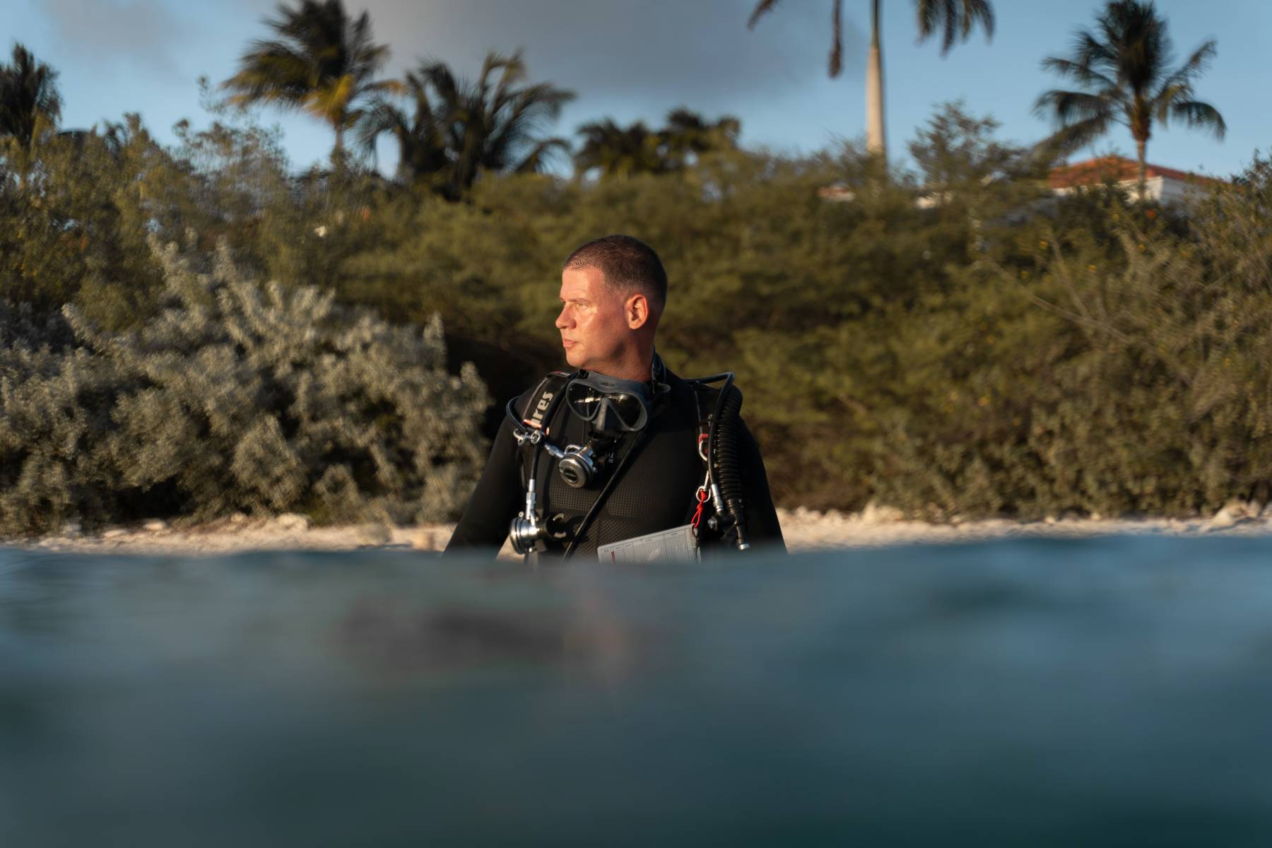 DSC04740 Duikinstructeur begeleidt duikers bij Wanderlust Dive Center Bonaire